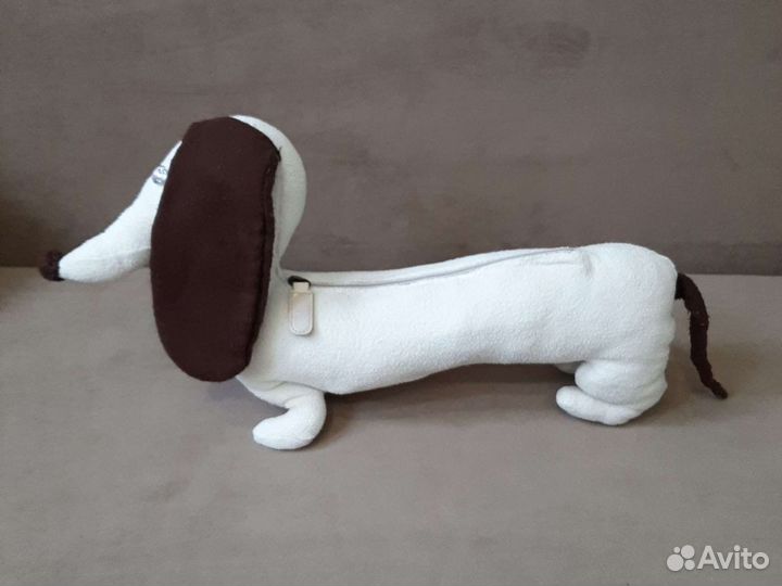 Такса мягкая игрушка с карманом для подарка