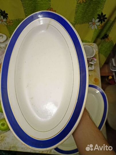 Фарфоровая посуда блюдо с золотой и синей каемкой