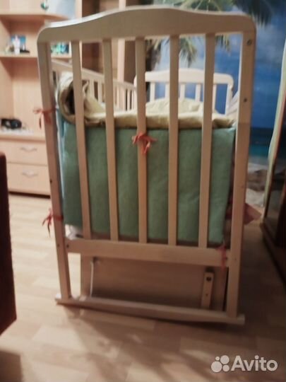 Детская кроватка с маятником и ящиком