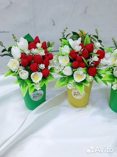 Букет из мыла, розы и ягоды