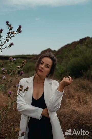 Ведущая с музыкой