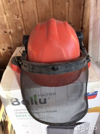 Каска с наушниками и сеткой