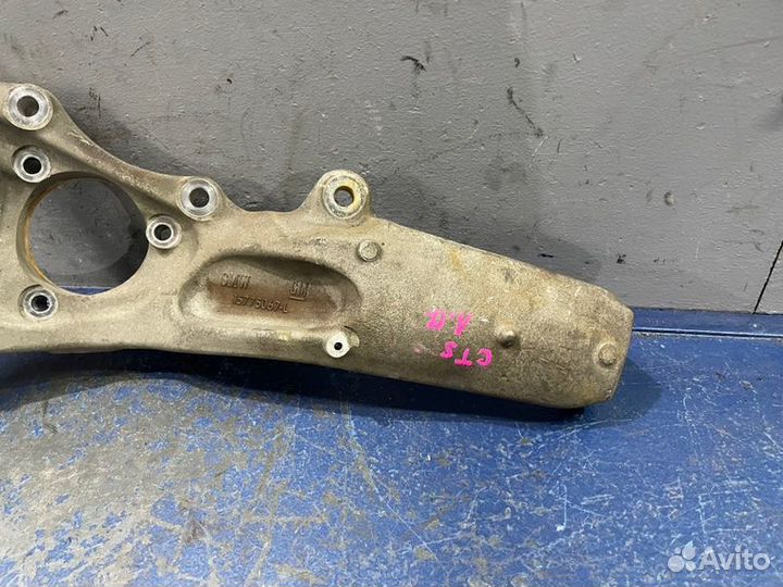 Кулак поворотный передний левый Cadillac Cts 2