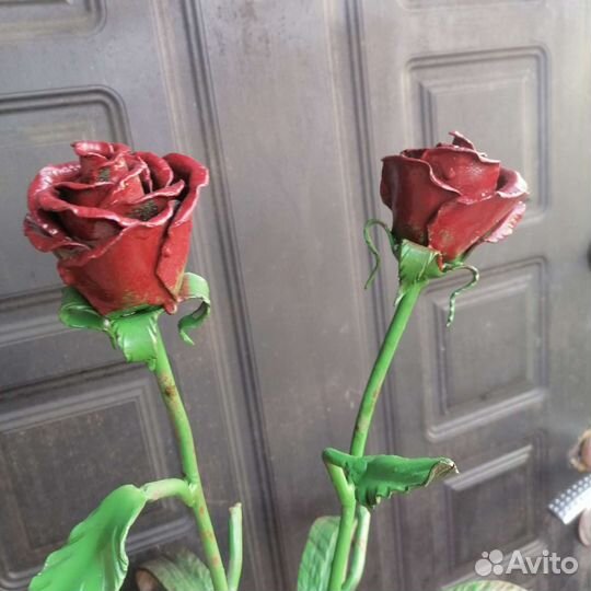 Кованая роза с вазой на кладбище