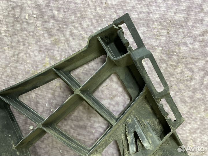 Кронштейн заднего бампера правый Golf 5 Гольф