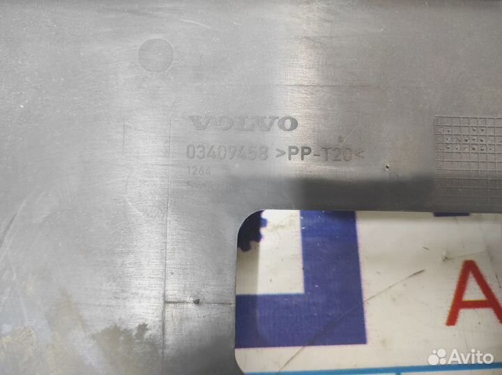 Накладка на торпедо нижняя правая Volvo XC90 03409