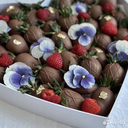 Клубника в шоколаде, финики в шоколаде, подарок