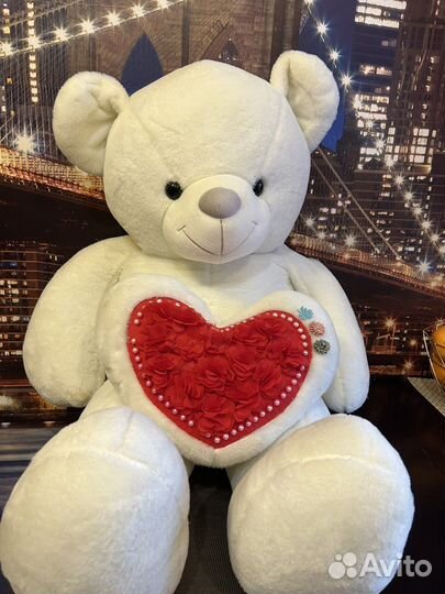 Большой плюшевый медведь