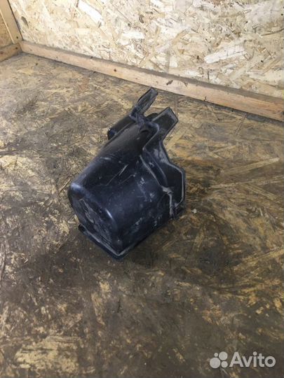 Кронштейн птф передний правый Toyota Land Cruiser