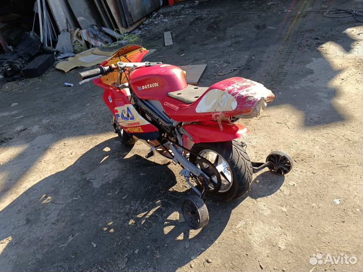 Детский мотоцикл с четырьмя колесами