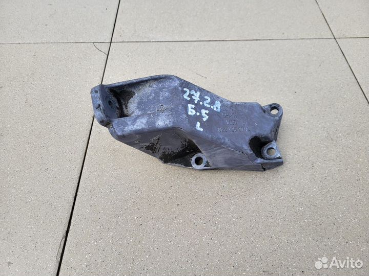 Кронштейн двигателя левый VW Passat B5