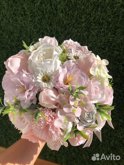 Мыльные цветы в шляпной коробке