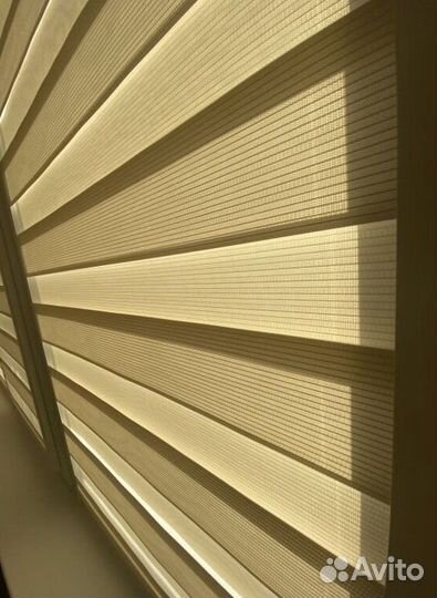 Рулонные шторы в коричневом коробе Q5343