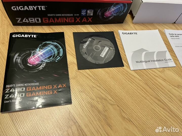 Коробка и аксессуары от Gigabyte Z490 Gaming X AX