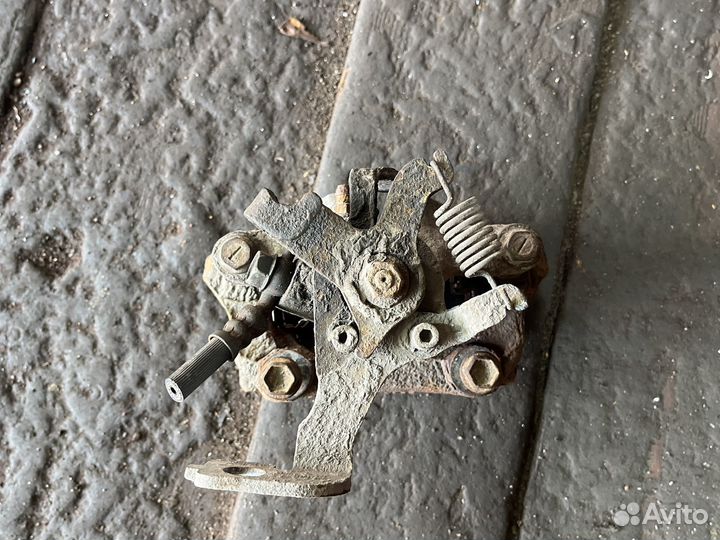 Суппорт задний правый на Toyota Auris E18