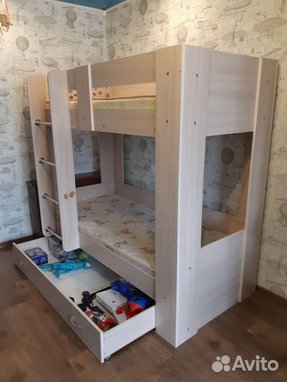 Кровать детская двухъярусная с 2мя матрасами