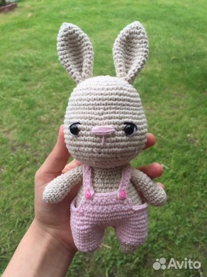 Зайка в комбинезоне вязаный