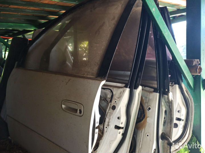 Дверь левая правая toyota ipsum sxm 10