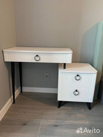 Туалетный столик с тумбой