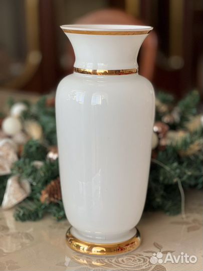 Ваза Богемия молочное стекло