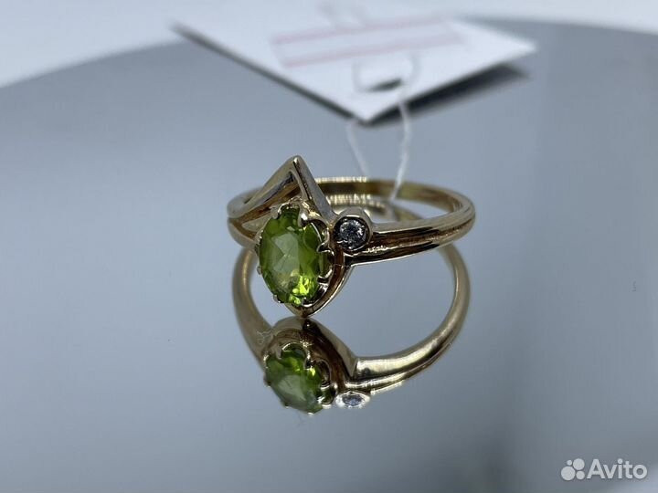 Золотое кольцо р.17.5 см. Хризолит и бриллиант