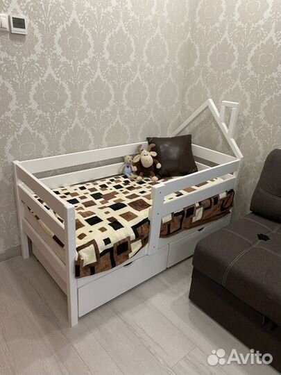 Кроватка из массива дерева с ложной крышей