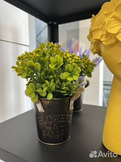 Искусственные цветы в горшках