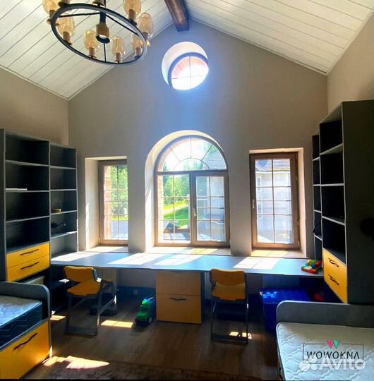 Арочное коричневое пластиковое окно