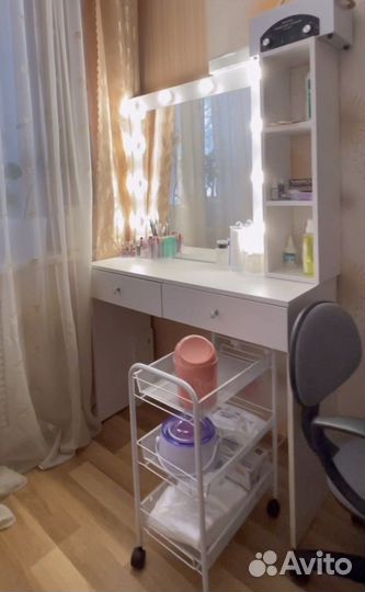 Гримерный столик с зеркалом и подсветкой