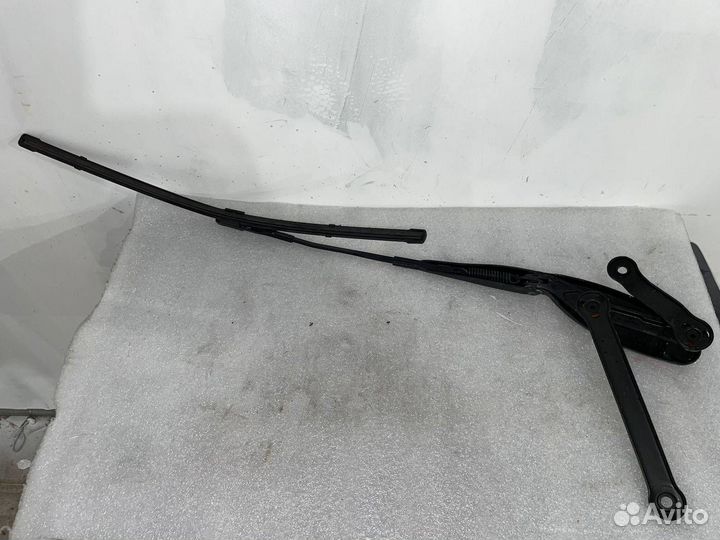 Поводок стеклоочистителя левый Mercedes-Benz