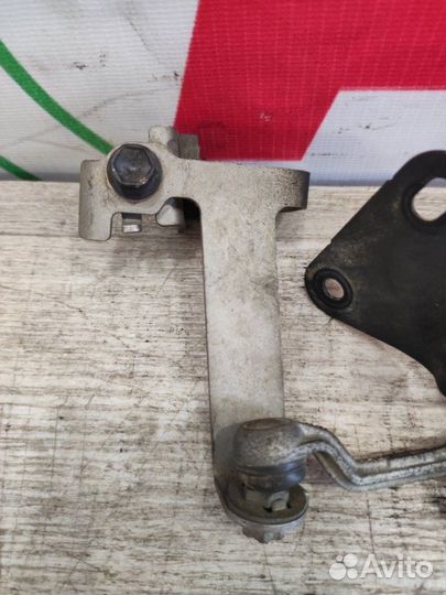 Датчик положения кузова передний Toyota Avensis