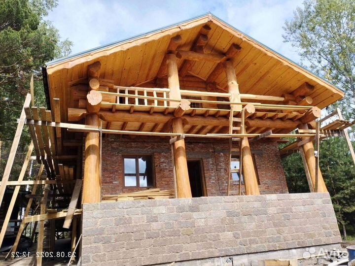 Сруб дома из зимнего леса