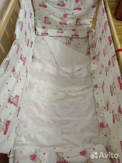 Детская кроватка с маятником