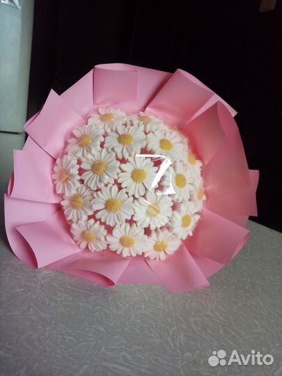 Букет из ромашек, шоколад