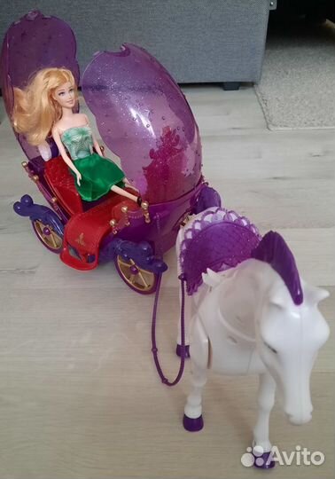 Карета с лошадью и кукла