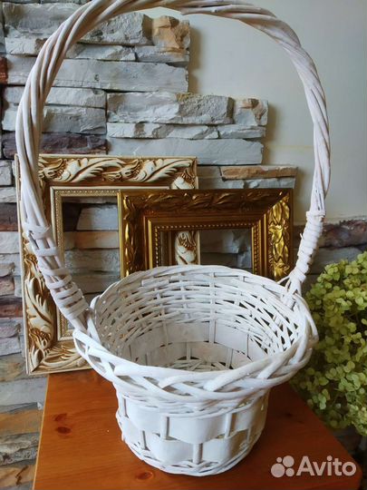 Корзинка плетёная из ивы белая