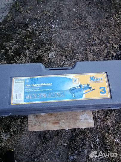 Домкрат гидравлический подкатной Kraft 820006 3т