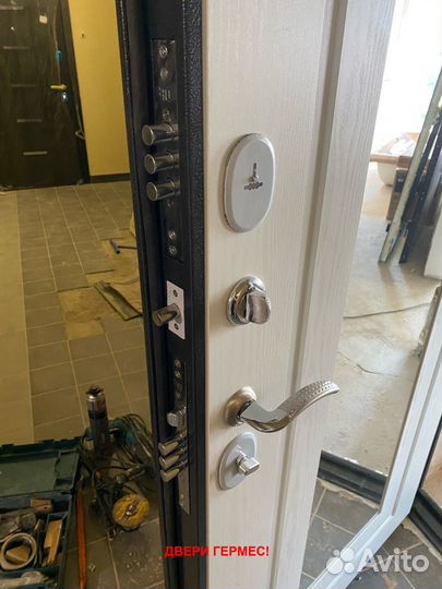 Входная дверь в квартиру с установкой