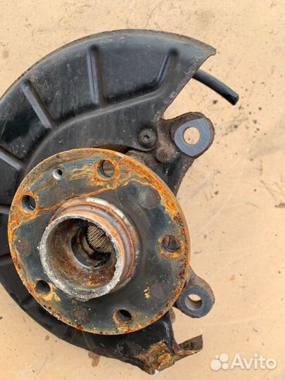 Кулак передний правый Volkswagen Golf 5 2003-2009