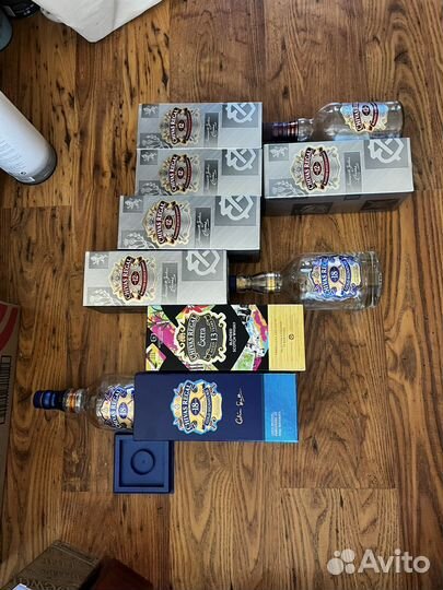 Пустые бутылки в коробке Chivas