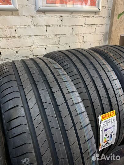 Pirelli P Zero Luxury Saloon 275/40 R22 и 315/35 R22 107Y