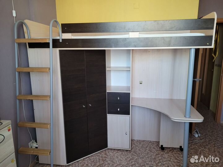 Кровать чердак со столом и шкафом