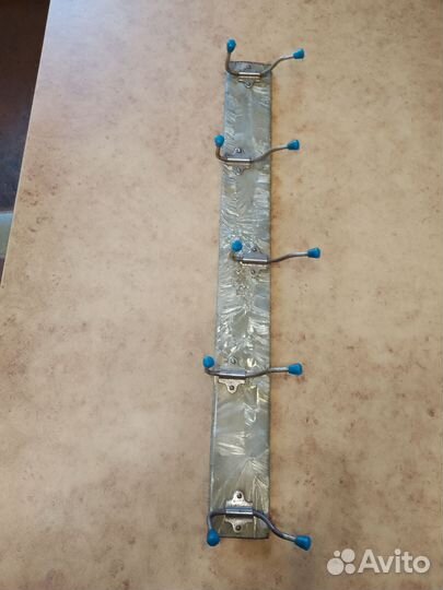 Вешалка настенная металлическая