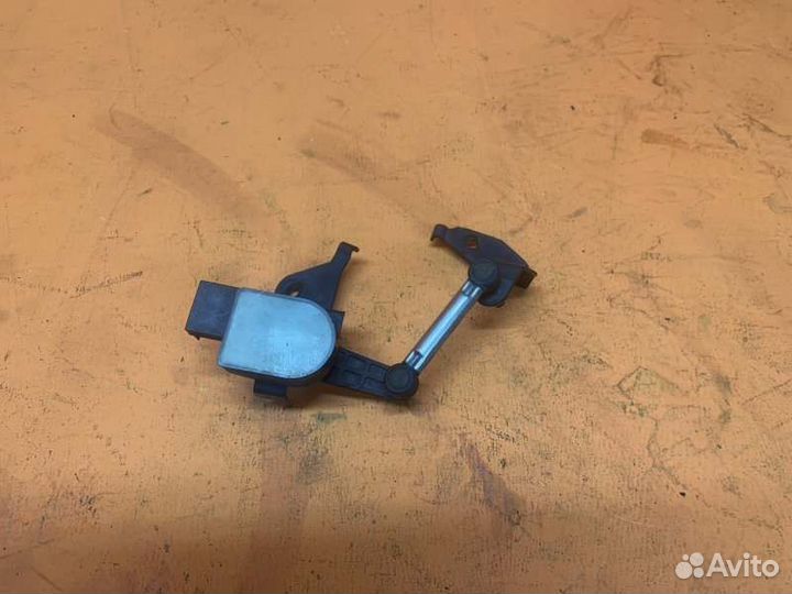 Датчик дорожного просвета задний правый Infiniti