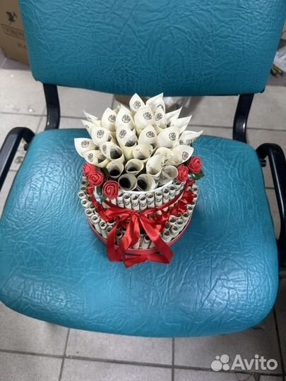 Букет из денег купюр