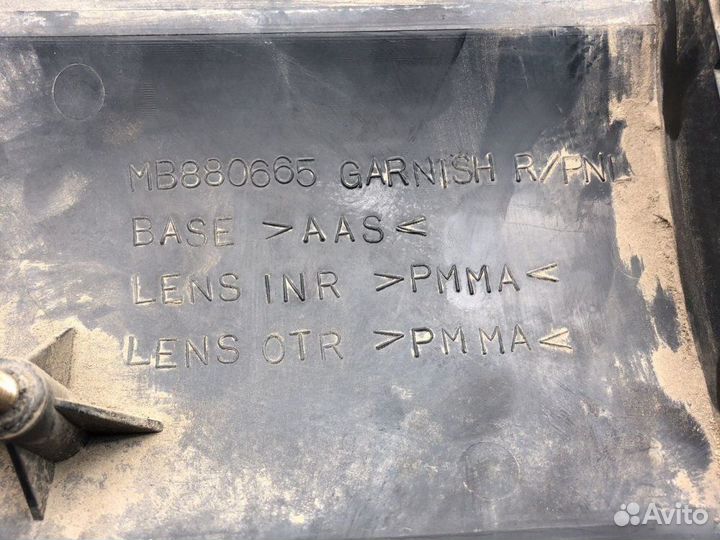 Вставка между фар задняя Mitsubishi Emeraude