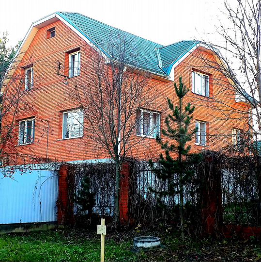 Коттедж 279 м² на участке 10 сот.