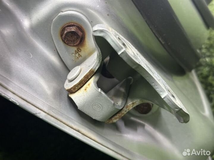 Петли двери передние правые Toyota Prius ZVW30
