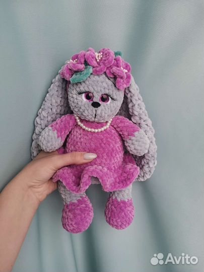 Вязаные плюшевые медведь и заяц. В наличии