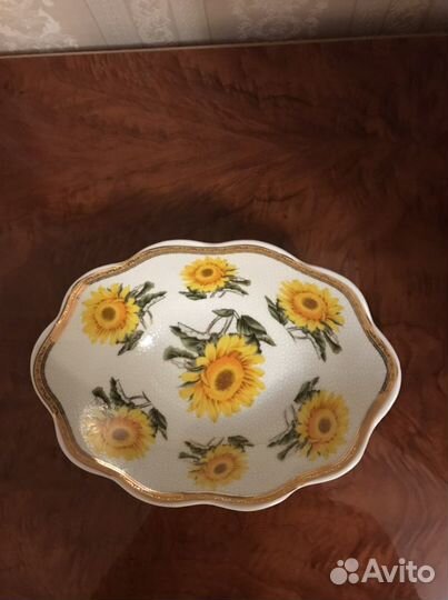 Фарфоровый. салатник